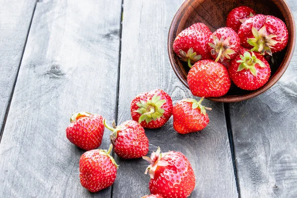 masaya dağılmış olgun kırmızı çilek.