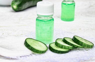 Salatalık doğal ekstresi. Hafif bir arka planda salatalık ekstresi ile kozmetik Bakımı.