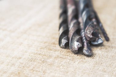 Ahşap bir arka plan üzerinde matkaplar. Alet ve onarım işleri kavramı.