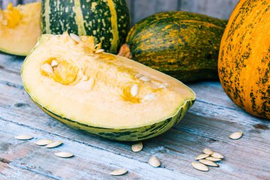 Mavi eski tahtalarda kabak çeşitli.