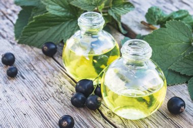 Cam şişede siyah frenk üzümlü tıbbi tentür. Siyah frenk üzümü soğuk çare özü.