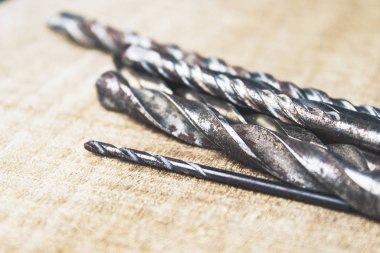 Ahşap bir arka plan üzerinde matkaplar. Alet ve onarım işleri kavramı.