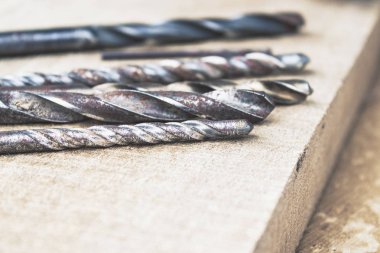 Ahşap bir arka plan üzerinde matkaplar. Alet ve onarım işleri kavramı.