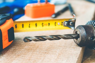 Ahşap bir arka plan üzerinde bir güç matkap matkaplar. Alet ve onarım işleri kavramı.