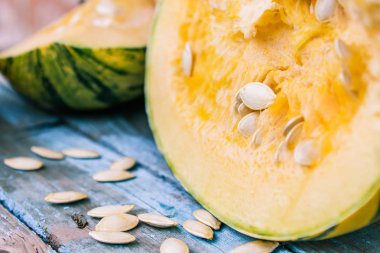 Koyu mavi eski tahtalarda tohumları ile bir kabak Closeup.