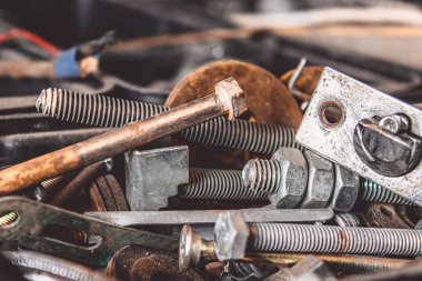 Kullanılan bir çekmecede bir takım aletleri yığını.