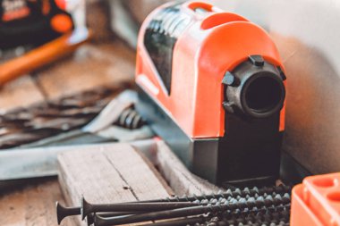 Bir anahtar, tornavida ve matkap la çalışmak için araçlar masanın üzerinde yatıyor. Çeşitli marangozluk aletleri.