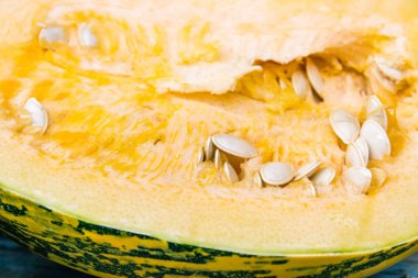 Koyu mavi eski tahtalarda tohumları ile bir kabak Closeup.