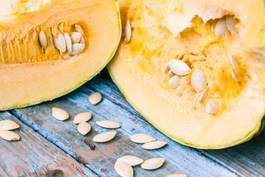 Koyu mavi eski tahtalarda tohumları ile bir kabak Closeup.