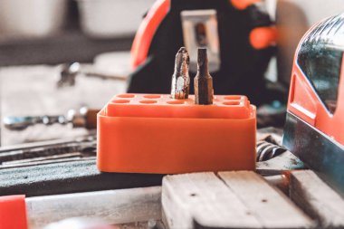 Bir anahtar, tornavida ve matkap la çalışmak için araçlar masanın üzerinde yatıyor. Çeşitli marangozluk aletleri.