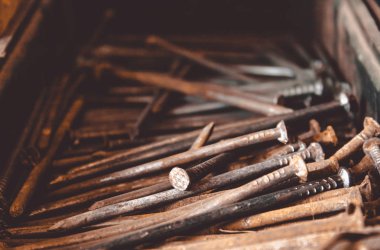 Eski paslı çiviler çekmecede yatıyor. İnşaat işleri için araçlar.