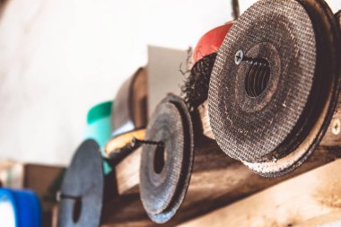 Açı öğütücüler için daireler ahşap raflarda bulunmaktadır. Alet ve onarım işleri kavramı.