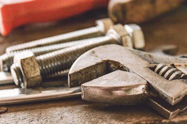 İş için araçlar. Cıvatalar ve anahtarlı somun lar masada.