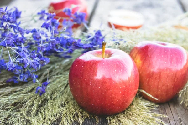 As maçãs vermelhas suculentas maduras estão em uma mesa de madeira. Vitaminas e uma dieta saudável. Conceito vegetariano . — Fotografia de Stock