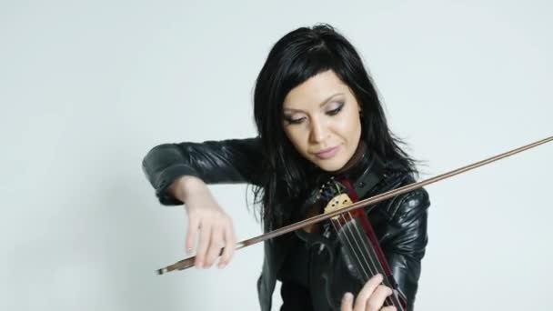 Sensuell Asiatisk Tjej Trånga Svarta Läderkläder Känslomässigt Spelar Electric Violin — Stockvideo