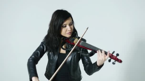 Sensuell Asiatisk Tjej Trånga Svarta Läderkläder Känslomässigt Spelar Electric Violin — Stockvideo