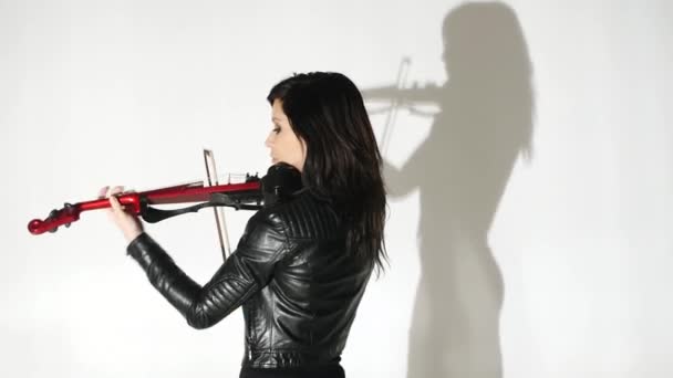 Émotionnel Jeune Fille Asiatique Cuir Noir Serré Joue Expressivement Violon — Video