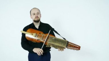 genç bir müzisyen nickelharpa, bir ortaçağ otantik İsveç liİskandinav müzik aleti çalar