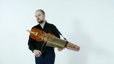 genç bir müzisyen nickelharpa, bir ortaçağ otantik İsveç liİskandinav müzik aleti çalar