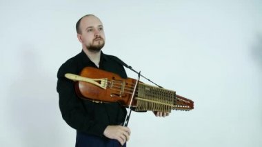 genç bir müzisyen nickelharpa, bir ortaçağ otantik İsveç liİskandinav müzik aleti çalar
