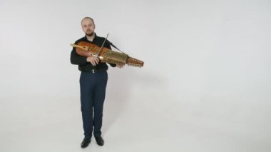 genç bir müzisyen nickelharpa, bir ortaçağ otantik İsveç liİskandinav müzik aleti çalar