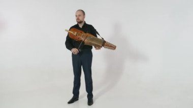 genç bir müzisyen nickelharpa, bir ortaçağ otantik İsveç liİskandinav müzik aleti çalar