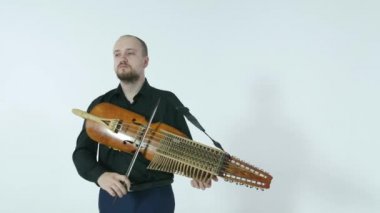 genç bir müzisyen nickelharpa, bir ortaçağ otantik İsveç liİskandinav müzik aleti çalar