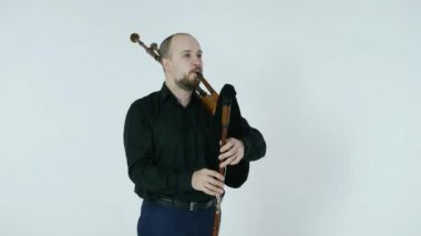 gayda çalan yakışıklı genç adam, pirinç ulusal etnik enstrüman