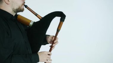 gayda çalan yakışıklı genç adam, pirinç ulusal etnik enstrüman