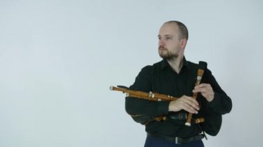 gayda çalan yakışıklı genç adam, pirinç ulusal etnik enstrüman