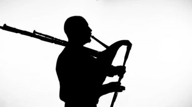 gayda oynayan beyaz arka plan adam siyah siluet, ulusal etnik enstrüman yakın