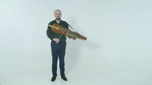 一位年轻的音乐家演奏镍哈帕 一种中世纪正宗的瑞典斯堪的纳维亚乐器 — 图库视频影像