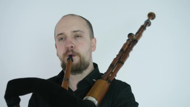 Jovem Bonito Tocando Gaita Foles Instrumento Étnico Nacional Bronze — Vídeo de Stock