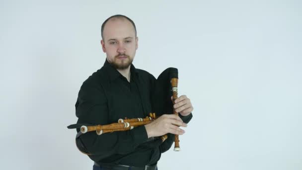 Przystojny Młody Człowiek Grając Bagpipe Mosiądz Narodowy Instrument Etniczny — Wideo stockowe