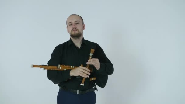 Jovem Bonito Tocando Gaita Foles Instrumento Étnico Nacional Bronze — Vídeo de Stock