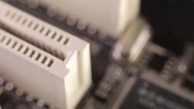 Ana karttaki PCI-E yuvalarının makro görüntüsü, kaydırma atışı