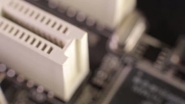 Ana karttaki PCI-E yuvalarının makro görüntüsü, kaydırma atışı