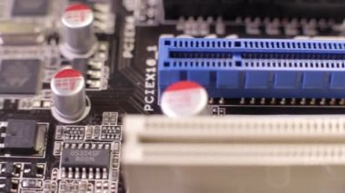 Ana karttaki PCI-E yuvalarının makro görüntüsü, kaydırma atışı
