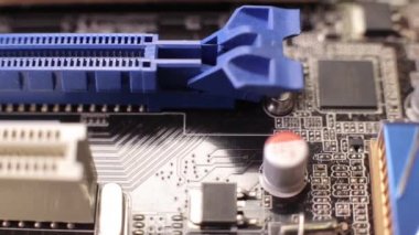 Ana karttaki PCI-E yuvalarının makro görüntüsü, kaydırma atışı