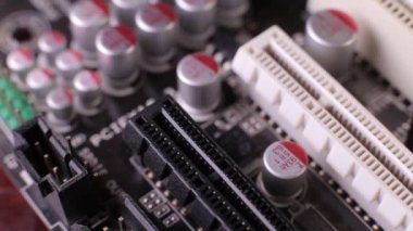 Ana karttaki PCI-E yuvalarının makro görüntüsü, kaydırma atışı