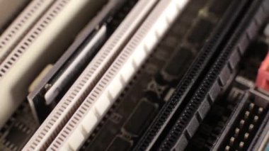 Ana karttaki PCI-E yuvalarının makro görüntüsü, kaydırma atışı