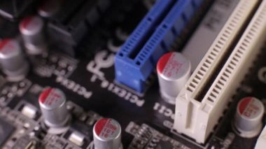 Ana karttaki PCI-E yuvalarının makro görüntüsü, kaydırma atışı