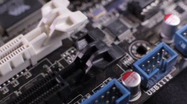 siyah arka plan üzerinde anakarta monte edilmiş bir işlemci Cpu fan yakın çekim, kaydırıcı çekim