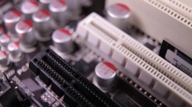 Ana karttaki PCI-E yuvalarının makro görüntüsü, kaydırma atışı