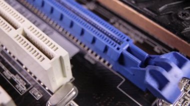 Ana karttaki PCI-E yuvalarının makro görüntüsü, kaydırma atışı