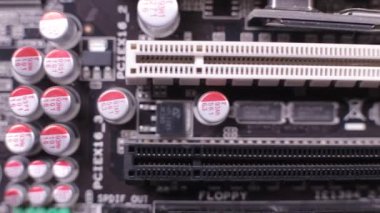 Ana karttaki PCI-E yuvalarının makro görüntüsü, kaydırma atışı