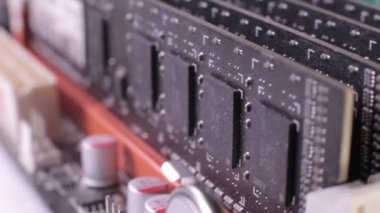 Anakarta monte edilen Ddr3 Ram bellek modüllerinin makro görünümü, kaydırıcı, ateş