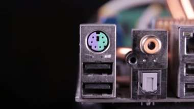 Usb, Lan, ses konektörleri, makro görünüm, kaydırıcı çekim ile bir arka anakart paneli yakın çekim