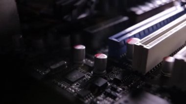 Ana karttaki PCI-E yuvalarının makro görüntüsü, kaydırma atışı