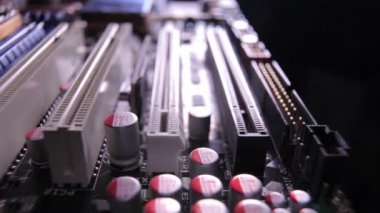 Ana karttaki PCI-E yuvalarının makro görüntüsü, kaydırma atışı